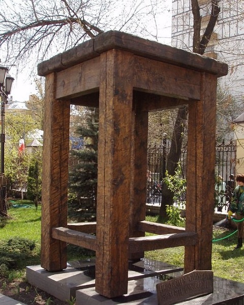 памятник табурету в Москве